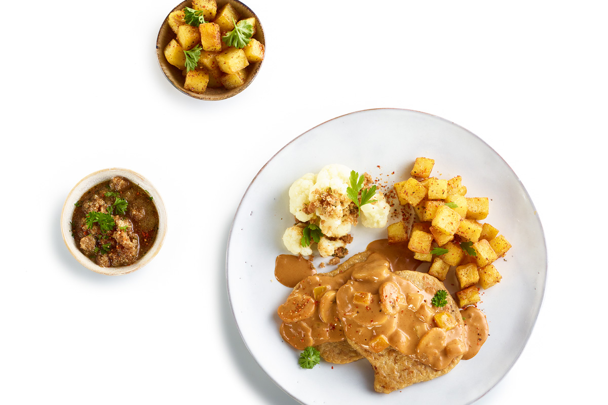 THE GREEN MOUNTAIN Plant Based Fillet chicken-style, with a creamy  mushroom and capsicum sauce, sauted potatoes and cauliflower topped with  breadcrumbs | Hilcona Foodservice